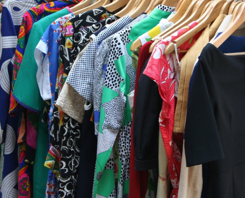 vente-ANTIBES-min_dresses_apparel_clothing_clothes_clothes_hangers_wooden_hangers_retail_shop_closet-1149845