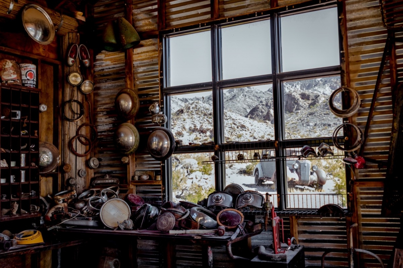 vente-ANTIBES-min_shop_window_part_junk_abandoned-138873